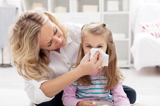 Une maman qui mouche sa fille. 