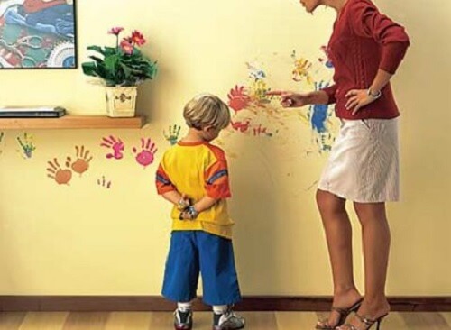 Eduquer avec des menaces est une erreur dans laquelle beaucoup de parents tombent.