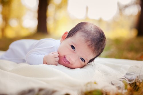La caída del cabello en los recién nacidos puede producirse en ciertos sectores de su cabeza.