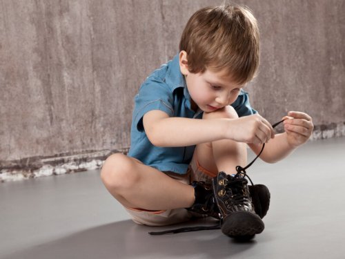 ensino a amarrar os cordas para uma criança requer prática e paciência.