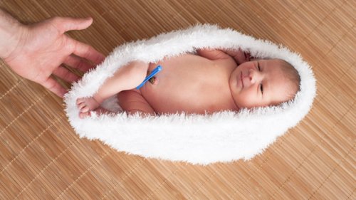 Pinzar el cordón umbilical de inmediato tiene sus desventajas
