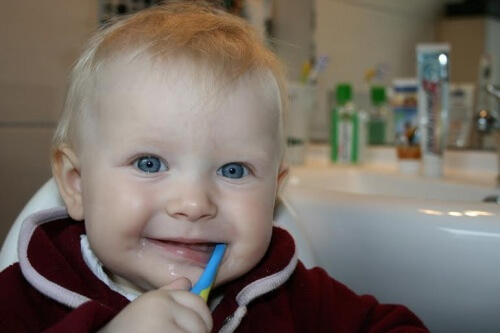 Mi hijo no se quiere cepillar los dientes, ¿qué hago?