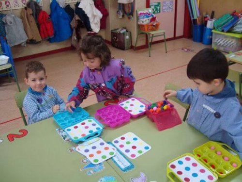 Des enfants jouent dans une salle de classe