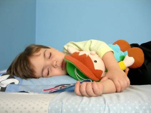 Un petit garçon endormi, dont la santé dépend de l'heure du coucher 
