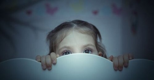 Niña con miedo a la oscuridad