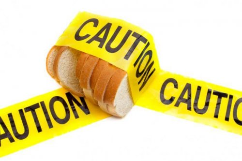 Pan de molde envuelto en una banda amarilla como precaución por la intolerancia al gluten.