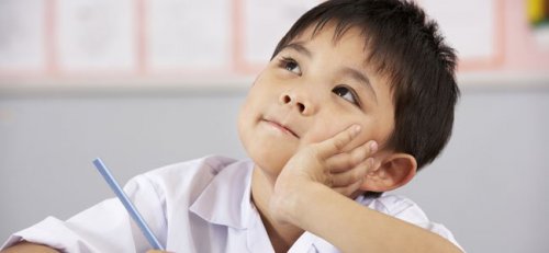 guia-criança-comum-criança-pequena-pensativa-p