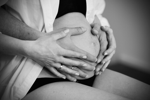 Handen op een zwangere buik