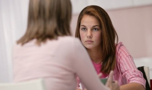 Madre habla con hija de citas amorosas