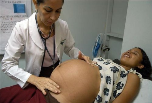 Mujer se somete a cirugía durante el embarazo