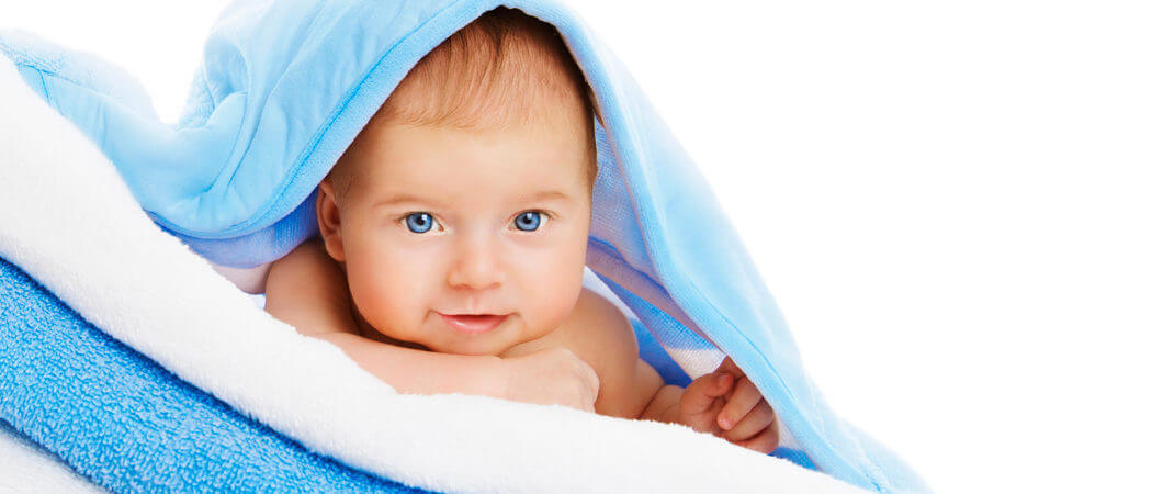 ¿Cómo limpiarle la nariz y los oídos a tu bebé?
