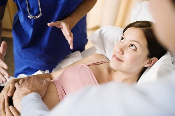 Mujer embarazada recibe un implante de prótesis aórtica