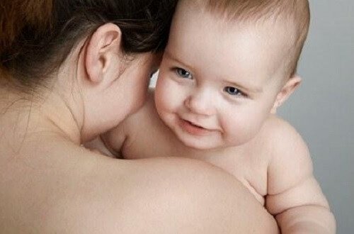 El contacto y las caricias te ayudan a unirte a tu bebé