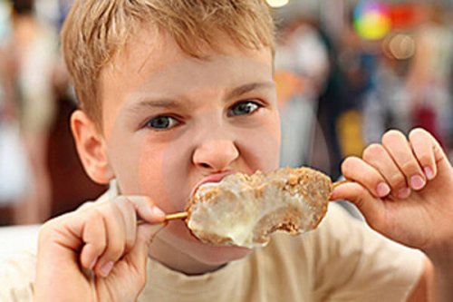 nino-comiendo-carne