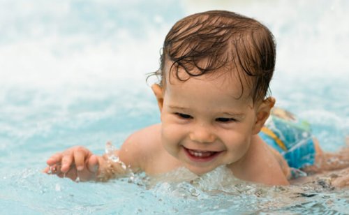 Jugando en el agua para evitar el calor