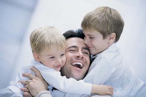 Padre educando en humildad a sus dos hijos.