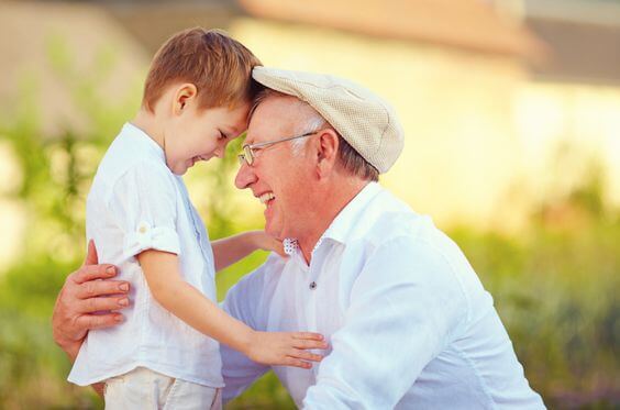 Los abuelos dejan huellas en el alma de los nietos