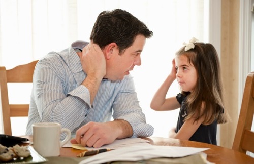 Hablar con los hijos y darles cariño les ayuda a superar las consecuencias de una familia disfuncional