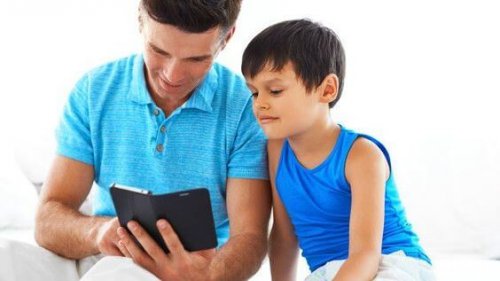 Padre e hijo viendo Youtube kids