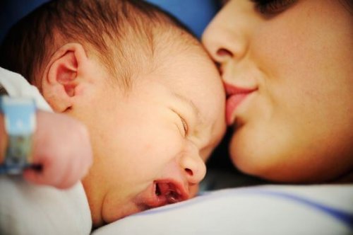 Une maman qui embrasse son bébé.