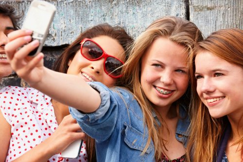 Chicas adolescentes subiendo contenido a Snapchat.