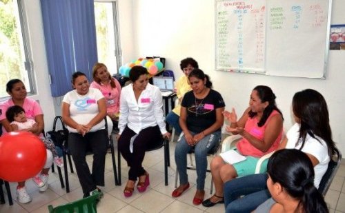 Een groep vrouwen zit in een klaslokaal in Latijns-Amerika.