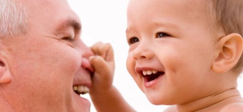 bebe-coge-nariz-abuelo-p