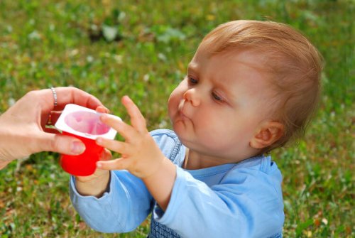 Un enfant qui mange un yaourt.