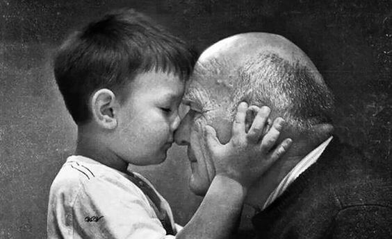 Los abuelos nunca mueren, se hacen invisibles