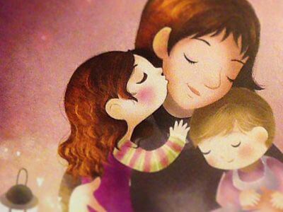 Une illustration d'une maman embrassée par sa petite fille et son petit garçon