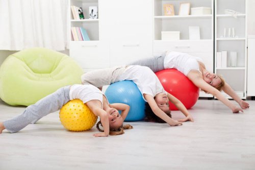 Familia haciendo ejercicio en casa