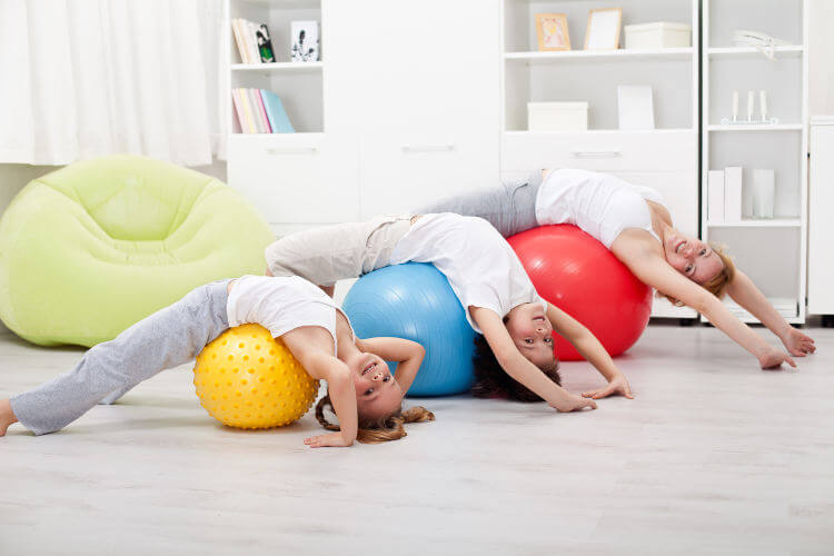 Familia haciendo ejercicio en casa
