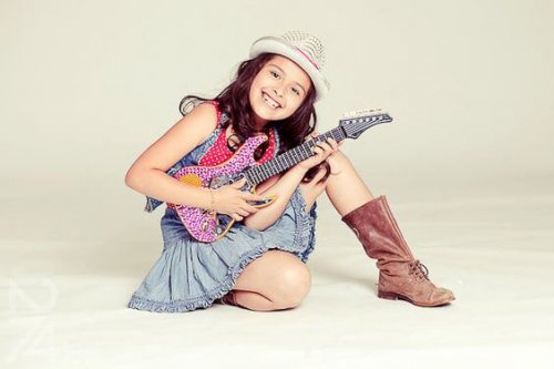 Niña con guitarra