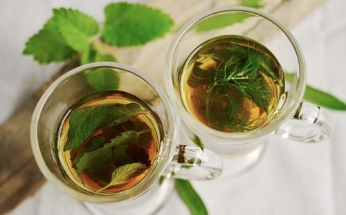 Deux verres de tisane.