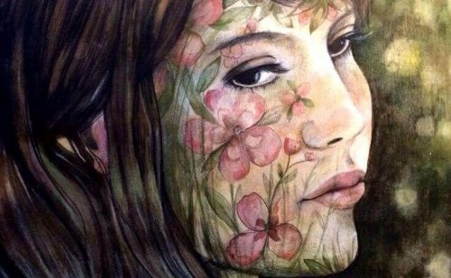 mujer con flores en el rostro