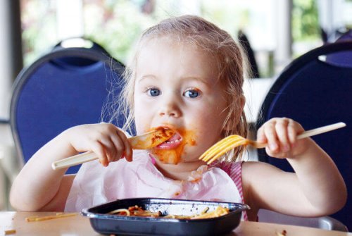 niña comiendo en un restaurante