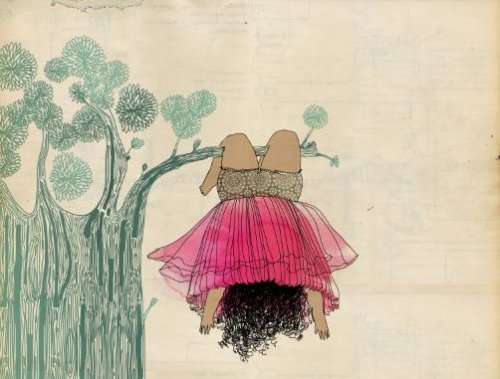 niña en un árbol con mucho genio