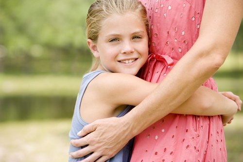 Los abrazos y otros gestos son muy buenas reacciones ante el buen comportamiento de un niño.
