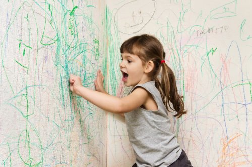niña pintando la pared