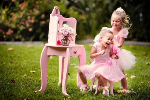niñas disfrazadas jugando a ser princesas