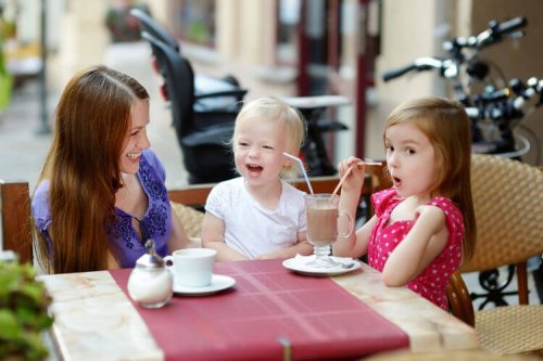 niñas divirtiéndose en un restaurante