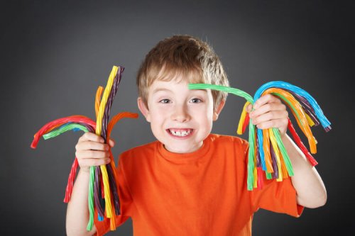 niño con chuches