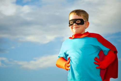 niño disfrazado jugando a ser un heroe