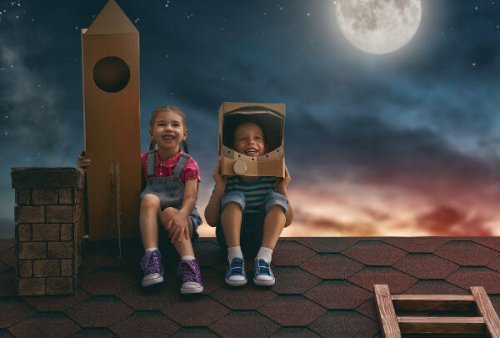 niños haciendo juego dramático en el tejado