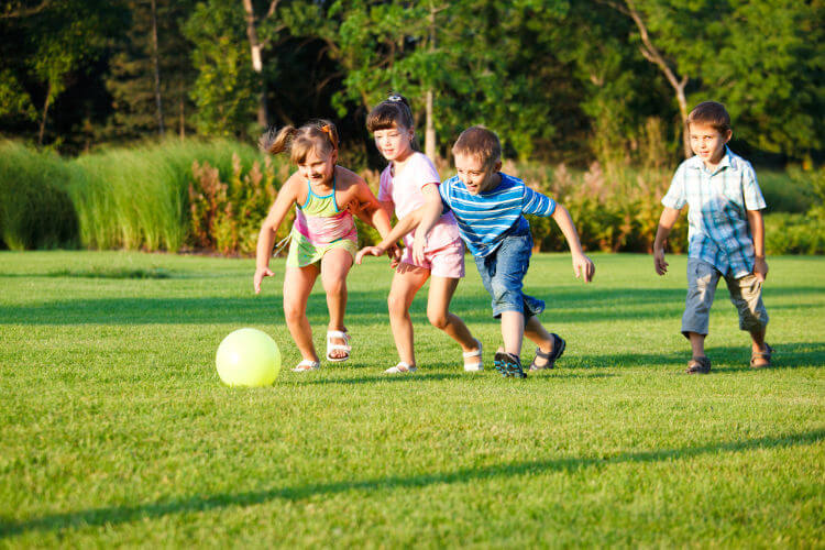 niños jugando al balón