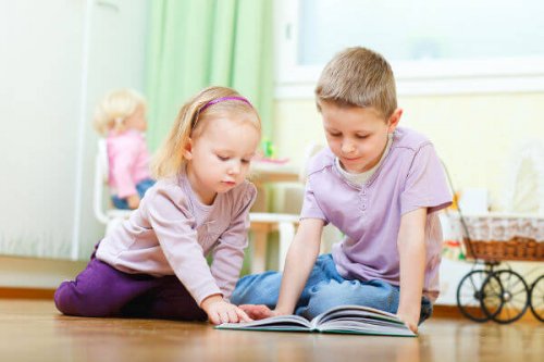 Es de suma importancia explotar los beneficios de la lectura en los niños desde pequeños.