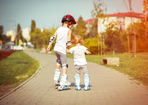 niños patinando