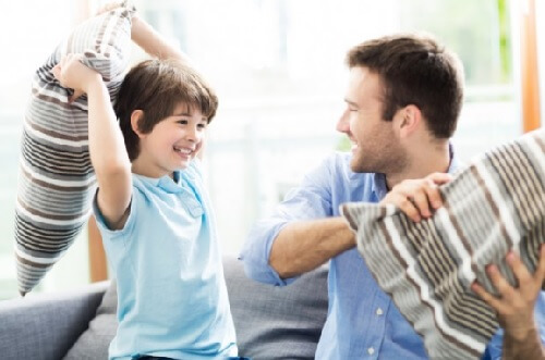 padre e hijo felices