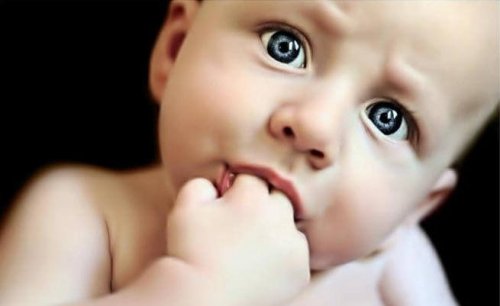 Niños que se chupan el dedo podrían sufrir menos alergias