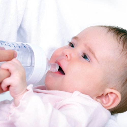 Cuánta agua necesita tu bebé depende de la edad
